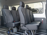 Rolstoellift voor rolstoelbus van Freedom Auto Aanpassingen zetels