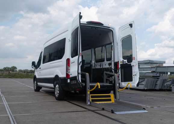 Rolstoellift voor rolstoelbus van Freedom Auto Aanpassingen