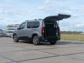 Peugeot Rifter rolstoelauto API model van Freedom Auto Aanpassingen met achterklep open
