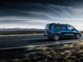 Peugeot Rifter rolstoelauto blauw onderweg